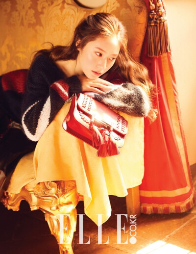 19日，f(x)成员Krystal为某时尚杂志10月号拍摄的最新画报公开。此次在意大利佩鲁贾拍摄的秋冬风格画报中，Krystal展现出在超越少女与淑女界限的神秘魅力。