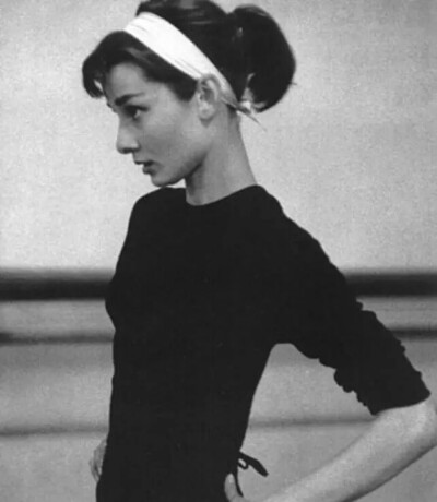 奥黛丽·赫本（Audrey Hepburn），1929年5月4日出生于比利时布鲁塞尔，英国电影和舞台剧女演员。