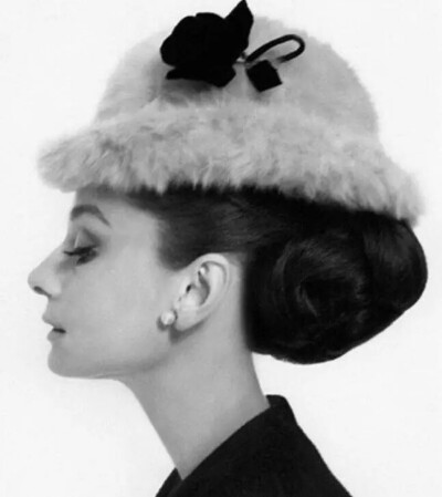 奥黛丽·赫本（Audrey Hepburn），1929年5月4日出生于比利时布鲁塞尔，英国电影和舞台剧女演员。