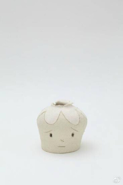 日本艺术家奈良美智的陶艺，奇趣巧妙，富有童真