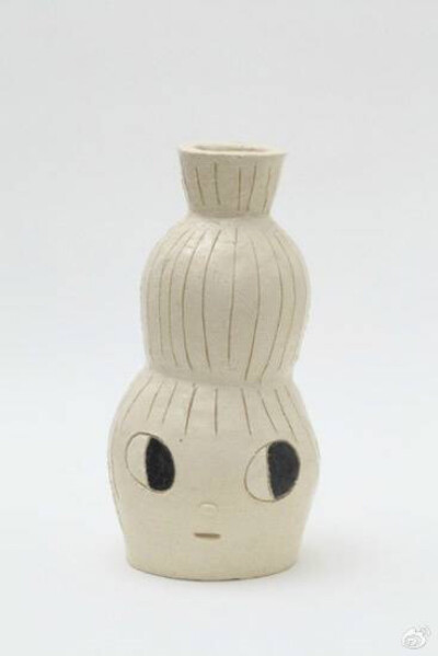 日本艺术家奈良美智的陶艺，奇趣巧妙，富有童真