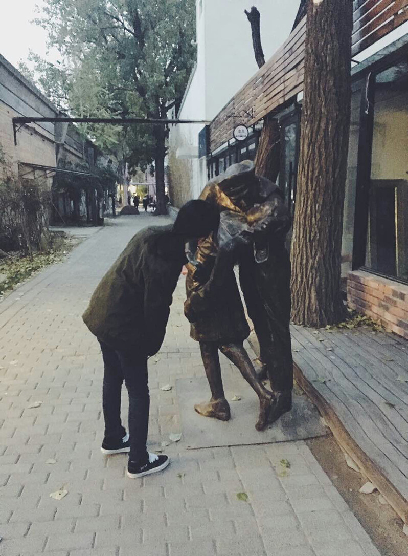 高二 798 我和秀恩爱的雕塑
摄影师：闰土
后期：闰土
谁看谁尴尬。