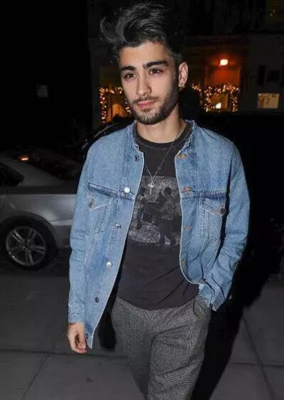 Zayn Malik ，1993年1月12日出生于英国英格兰布拉德福市，英巴混血，歌手。