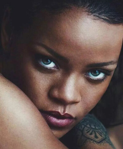 蕾哈娜（Rihanna），全名罗比恩·蕾哈娜·芬缇（Robyn Rihanna Fenty）[1]，1988年2月20日出生于巴巴多斯圣迈克尔区，在美国发展的巴巴多斯籍女歌手、演员、模特。