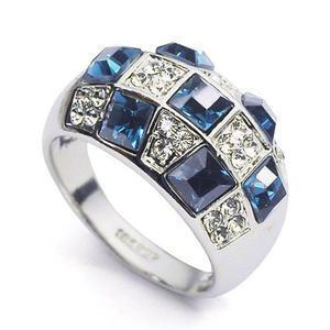 钻戒多作为订婚戒指，由男方赠送给女方作为定情信物。订婚戒指上多镶嵌宝石等饰物，而且是没有缝隙的指环，其寓意是双方的爱情纯洁无瑕，使他人无缝可钻。