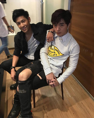 KristPerawat 泰剧一年生 暖暖 阿日学长 Arthit 王慧侦SingtoPrachaya 钢炮 koogphop 小狮子
cr.twitter