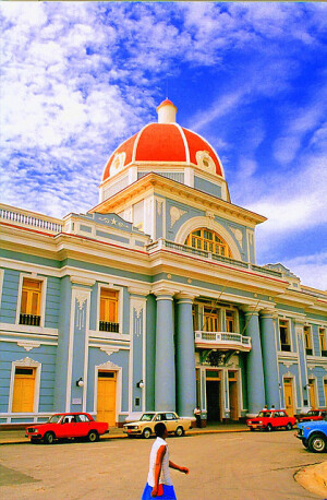 【古巴--西恩富戈斯】西恩富戈斯省共下辖8个县区 (Municipios):阿布雷乌斯 (Abreus)、阿瓜达·德帕萨赫罗斯 (Aguada de Pasajeros)、西恩富戈斯 (Cienfuegos)、克鲁塞斯 (Cruces)、库马纳亚瓜 (Cumanayagua)、拉哈斯 (Lajas)、帕尔米拉 (Palmira)、罗达斯 (Rodas)。它与圣斯皮里图斯省和比亚克拉拉省原本都是圣克拉拉省的一部分。