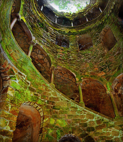 【葡萄牙--辛特拉】雷加莱拉庄园（Quinta da Regaleira），位于葡萄牙辛特拉历史中心附近。如同这一地区的其他宫殿（如佩纳宫、蒙塞拉特宫和瑟特阿斯宫），它也是辛特拉的主要旅游景点之一。、它包括浪漫主义的雷加…