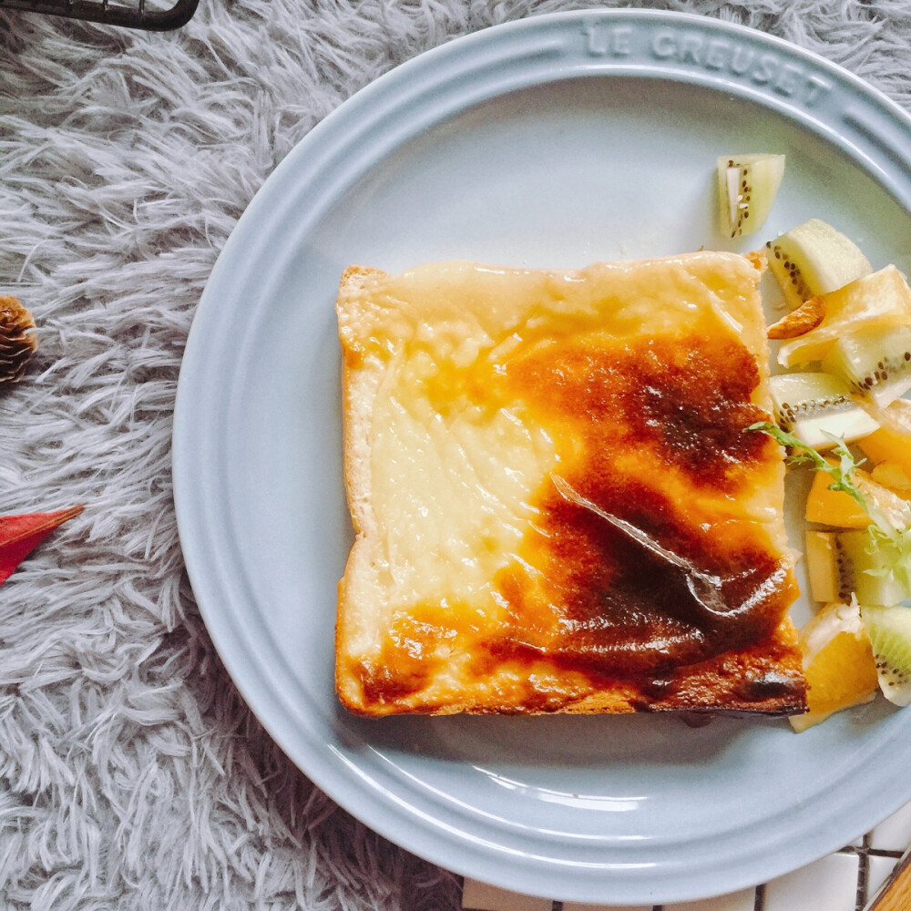 2016/12/11
岩烧乳酪 Lava Cheese Slice|没有控制好时间，
表面稍微有点烤糊了。但是一口下去吐司柔软奶香四溢。配上一杯玫香热牛奶和酸甜的水果！周末好好上班[耶]