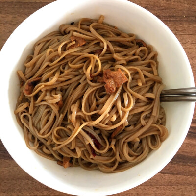 珊哥今日早午餐：葱油拌面～ 话说每天只有在吃饭的时候叫她她才会起床……