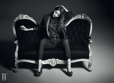 林允儿（Yoona），1990年5月30日出生于韩国首尔，韩国女团少女时代成员、演员、主持人。