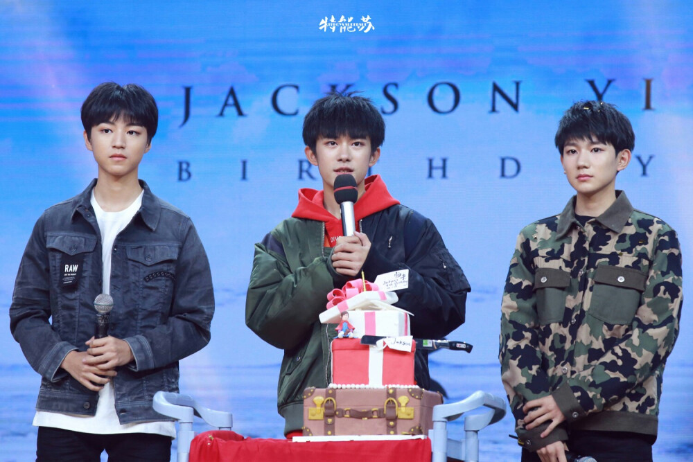 tfboys 161128 归来易烊千玺十六岁生日会【乘上你十六岁的时光机，看见你被兄弟拥着，笑着闹着，是冬天里最耀眼的光，飞鸟南巡，梨花满枝，冬雪皑皑里，让所有的温暖以你生日的名义卷土重来。】