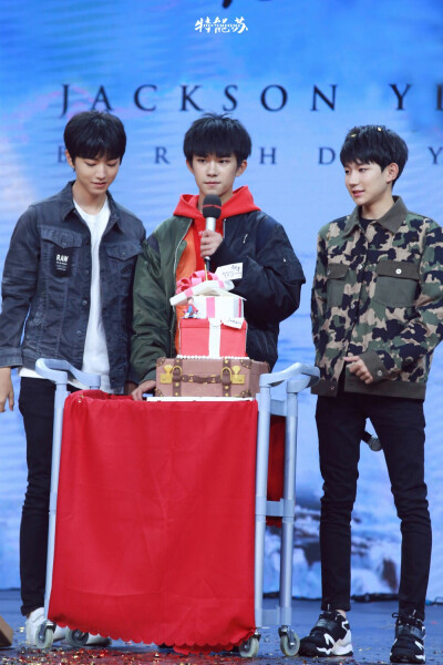 tfboys 161128 归来易烊千玺十六岁生日会【乘上你十六岁的时光机，看见你被兄弟拥着，笑着闹着，是冬天里最耀眼的光，飞鸟南巡，梨花满枝，冬雪皑皑里，让所有的温暖以你生日的名义卷土重来。】