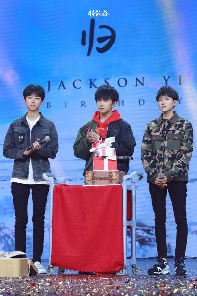 tfboys 161128 归来易烊千玺十六岁生日会【乘上你十六岁的时光机，看见你被兄弟拥着，笑着闹着，是冬天里最耀眼的光，飞鸟南巡，梨花满枝，冬雪皑皑里，让所有的温暖以你生日的名义卷土重来。】