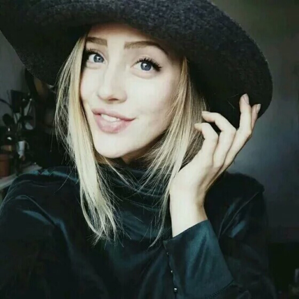 萨拉·米凯拉 (sarah mikaela) ,来自丹麦哥本哈根的时尚博主,现居