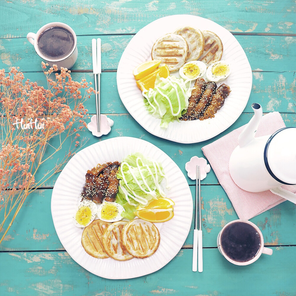 早安，今日早餐：香煎香芋饼+金针菇牛肉卷+水煮蛋+蔬菜沙拉+橙子+燕麦浓浆。
香芋饼的方子今天写出来了，这个饼真的好香好香，做完后发现香芋和奶粉真的好搭，饼里加入些许奶粉更能激发香芋的香味，饼表面被煎的脆脆的，中间粉粉面软软的，一人吃三个根本不够。
做饼的时候糯米粉不能放太多，放多了饼偏硬就没有香芋的口感啦。面团揉到能粘合在一起就行，无需加水，这个配方刚好是一锅的量，喜欢香芋的宝宝们一定要动手试一回。
顺便说一句，早餐锅现货不多了，马上又要预售了，然而碰到春节，这回预售的时间会挺长的，有想入手的宝宝赶紧入手吧~先买先用了~
金针菇牛肉卷做法：《今天吃什么》P106页查看食谱。
香煎香芋饼做法：公众号回复137查看食谱
公众号：kitchenwu