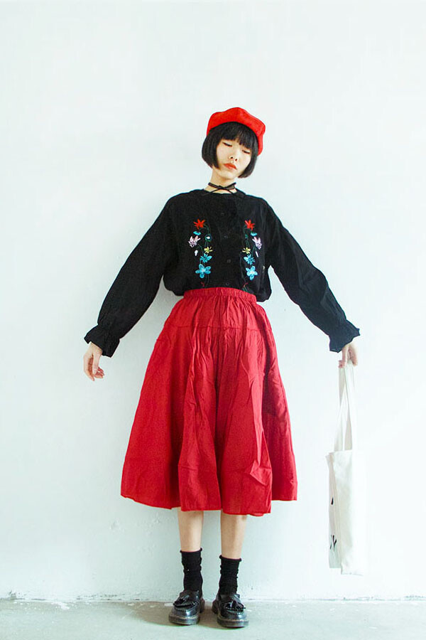 刺绣喇叭袖衬衫，搭配红色百褶裙，经典的黑红配色，简约清新