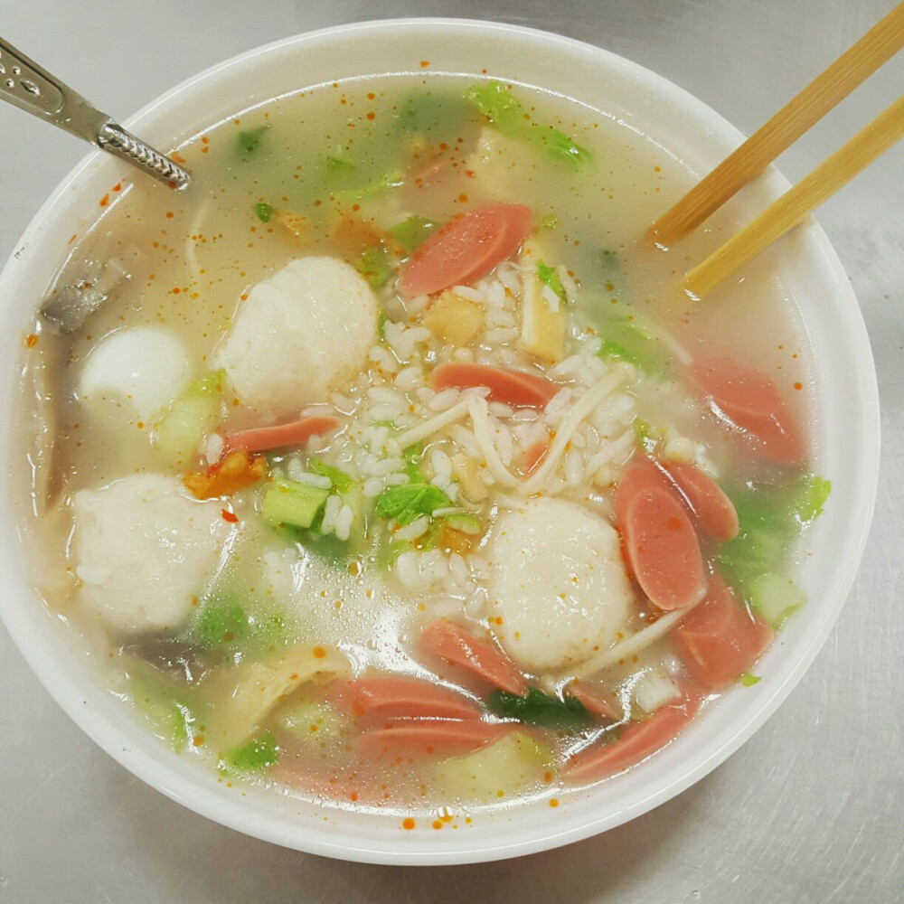 广式三鲜烫饭，从小就喜欢这种汤汤水水的食物，冬天吃这个幸福感好强