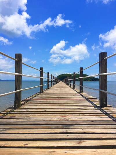 2016年6月||广东阳江，海陵岛红树林。这个季节阳光正好，傍晚还可以看到红色的小螃蟹。