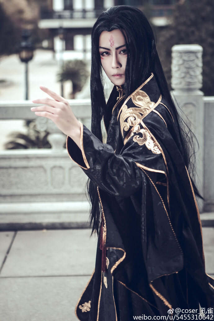 【cos正片】希丞大凤凰拟人—妖凰都灵cn表：妖凰都灵：孔雀@coser_孔雀 人设：希丞妖叔@希丞妖叔 @希丞 服装：桥姬古风@桥姬古风 （作为第一个穿唧唧家这套大凤凰的人我灰常兴奋）组织：哑舍文化传博@哑舍文化传播 妆娘：眼镜...展开全文c