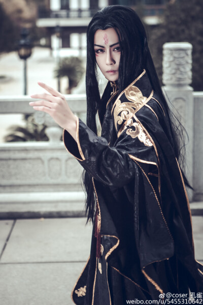 【cos正片】希丞大凤凰拟人—妖凰都灵cn表：妖凰都灵：孔雀@coser_孔雀 人设：希丞妖叔@希丞妖叔 @希丞 服装：桥姬古风@桥姬古风 （作为第一个穿唧唧家这套大凤凰的人我灰常兴奋）组织：哑舍文化传博@哑舍文化传播 …