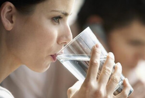 　　12月10日，Hebe[微博]（田馥甄）在台北举行“如果PLUS”演唱会第二场，除好姐妹Selina[微博]、师弟炎亚纶[微博]到场助阵外，近日求婚成功的林宥嘉[微博]也携未婚妻丁文琪前来给好友捧场。Hebe笑称二人到来让全场像“被撒了魔幻粉末”一般，并调侃这位准新郎的求婚别具一格，她还现场评价这对准新人：“林宥嘉优柔寡断，来回不停兜圈，兜到一个老婆；丁文琪是脸蛋超漂亮，能靠脸吃饭偏不，辛苦开咖啡店，林宥嘉你赚到了，真的！”

　　显然Hebe被林宥嘉http://www.wenbing.cn/gb/yg/11988.html
的喜事感染，她不仅称演唱会现场仿佛家有喜气，十分开心，还调侃自己邀请朋友观看演唱会就像发喜帖一般。网友们都被女神的幽默逗乐了，除了祝贺她演