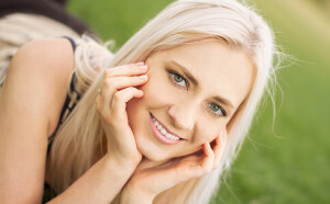 　　据台湾媒体报道，Hebe[微博]田馥甄10日在台北小巨蛋举行“如果plus”巡回演唱会，好姐妹Selina[微博]早上刚从美国洛杉矶返台，晚上特地来看田馥甄演唱会，随即隔日就要前往北京工作。不畏辛劳情义相挺，田馥甄感动地对Selina喊：“老婆，我爱你！”而Selina一拿起麦克风说话，马上忍不住爆哭，“ 以你为荣，你是我的宝贝、我的骄傲。”姐妹情令人动容。

　　Selina表示虽然在香港看过演唱会，但田馥甄开场的动人演出还是感动掉泪，她爆哭说：wenbing.cn/zlkjb/hxxt/bya/“我以你为荣，你是我的宝贝、我的骄傲。”田馥甄则说：“感谢这种缘份，给我两位很好的姐姐，S.