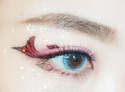 #老中医眼妆试色# MAC lpigment rose人鱼姬 眼影粉，既然你们这么迷恋鱼那我就画一条鱼 尾巴的红色用的是彩绘用品，美瞳来自@卖美瞳的小行家哟 关巨我卷花本条微博12月15日从@卖美瞳的小行家哟 粉丝中抽一位宝宝送同…