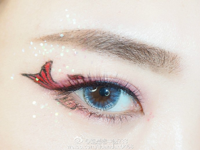 #老中医眼妆试色# MAC lpigment rose人鱼姬 眼影粉，既然你们这么迷恋鱼那我就画一条鱼 尾巴的红色用的是彩绘用品，美瞳来自@卖美瞳的小行家哟 关巨我卷花本条微博12月15日从@卖美瞳的小行家哟 粉丝中抽一位宝宝送同款MAC眼影粉