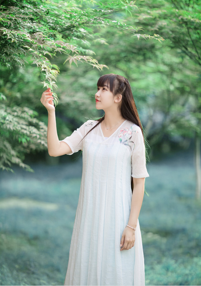 青枝可爱难为杏，绿叶初无不是桃。 