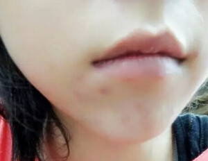 女生大多都会想要一间属于自己的衣帽间，早上打开后所有衣服一目了然，再也不用弯腰埋头在衣柜里翻找去年买的黑色毛衣了。可是小户型家庭面积有限，如何挤出空间，合理的布置衣帽间呢？

 最近后台很多小伙伴都在问衣帽间的问题，所以今天东亭就来和大家来分享一下小户型如何打造衣帽间的知识吧。

 一、衣帽间的相关知识

 ▏衣帽间的分类▕

 常见的衣帽间从空间角度分为两种，独立式衣帽间和开放式衣帽间。

 独立式衣帽间就是小伙伴们在网上看到的那种专门用一个独立的房间打造成衣帽间，照明充足，空间宽敞，对空间面积要求大。
wenbing.cn/gb/bg/ 
 一般是利用现有空间或者是利用隔断墙将大的空间强行