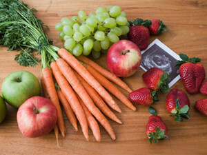 　　其实，想要让房间焕然一新并不一定需要大刀阔斧的刷墙换地板，甚至不用挪动大型的物件，需要的只是一些画龙点睛的小巧思。

　　记住，住的地方也许是租来的，

　　但我们的生活不是。

　　无论现在的你是否被生活打磨地疲惫不堪，

　　最起码我们不能失去对人生和未来的憧憬！

　　10个适合租房族的家居布置办法，

　　简单易行，需要的只是你的热情，

　　你还有什么理由委屈自己呢？

　　绿植盆栽与鲜花水果，永不嫌多

　　曾经听过一个成绩很不错的房地产中介说，在布置样板房的时候，植物和果盘永不嫌多。绿植盆栽，价格不贵，不仅能够美化家居还能顺便净化空气，wenbing.cn/gb/qtgb/娇