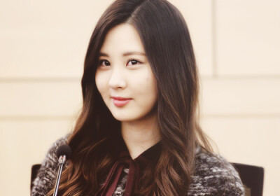 徐珠贤（Seohyun）本名徐朱玄，1991年6月28日出生于韩国首尔，韩国女歌手、演员、主持人，女子演唱团体少女时代成员之一。
