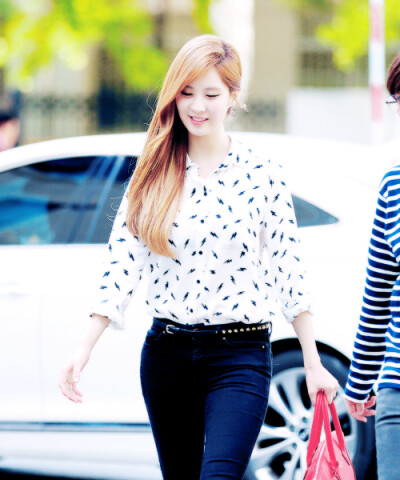 徐珠贤（Seohyun）本名徐朱玄，1991年6月28日出生于韩国首尔，韩国女歌手、演员、主持人，女子演唱团体少女时代成员之一。
