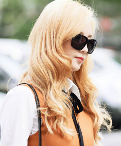 徐珠贤（Seohyun）本名徐朱玄，1991年6月28日出生于韩国首尔，韩国女歌手、演员、主持人，女子演唱团体少女时代成员之一。
