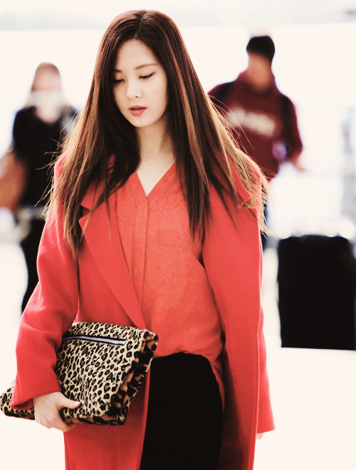 徐珠贤（Seohyun）本名徐朱玄，1991年6月28日出生于韩国首尔，韩国女歌手、演员、主持人，女子演唱团体少女时代成员之一。
