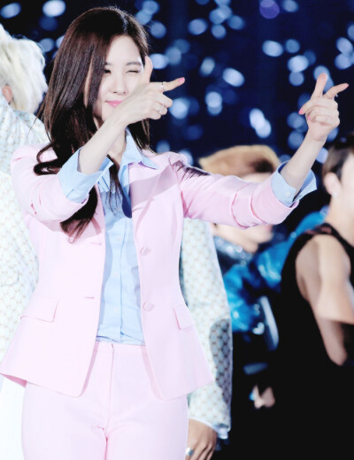 徐珠贤（Seohyun）本名徐朱玄，1991年6月28日出生于韩国首尔，韩国女歌手、演员、主持人，女子演唱团体少女时代成员之一。
