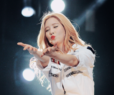 徐珠贤（Seohyun）本名徐朱玄，1991年6月28日出生于韩国首尔，韩国女歌手、演员、主持人，女子演唱团体少女时代成员之一。
