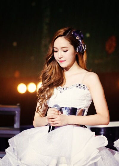 郑秀妍（Jessica Jung），1989年4月18日出生于美国加利福尼亚州旧金山市，韩国女歌手、演员、设计师。