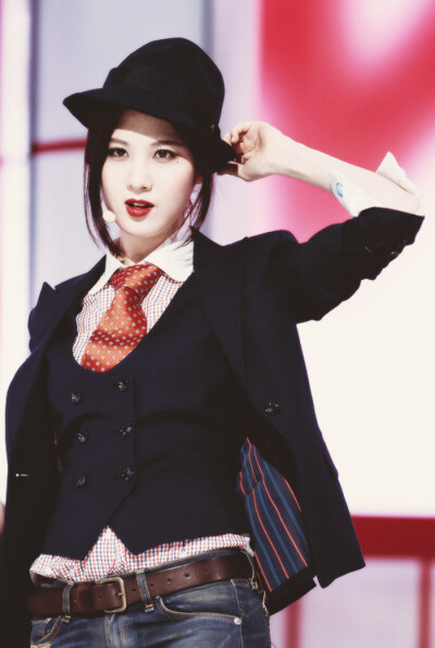 徐珠贤（Seohyun）本名徐朱玄，1991年6月28日出生于韩国首尔，韩国女歌手、演员、主持人，女子演唱团体少女时代成员之一。