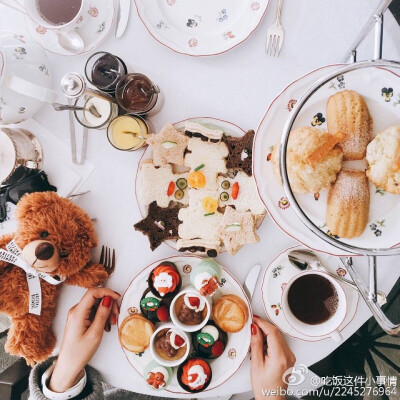 Xmas special Teddy bear High tea～kids都会送一个泰迪熊～大白问能不能给我家的大宝宝一个泰迪熊？服务员笑眯眯的拿了一个给我 High tea太好次～