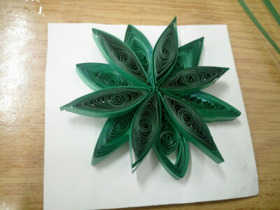 圣诞节就要到来了，亲手给男朋友做一个圣诞树吧，一晚上的佳作，先做一个圣诞树底座吧！