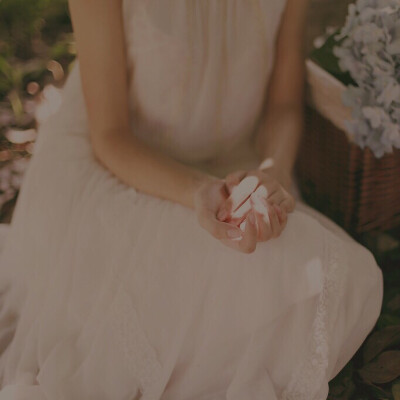 没有风的日子，云是雨的守望；没有梦的日子，等待会荒废时光。