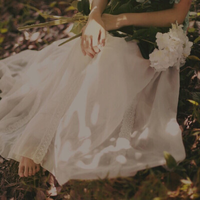 没有风的日子，云是雨的守望；没有梦的日子，等待会荒废时光。