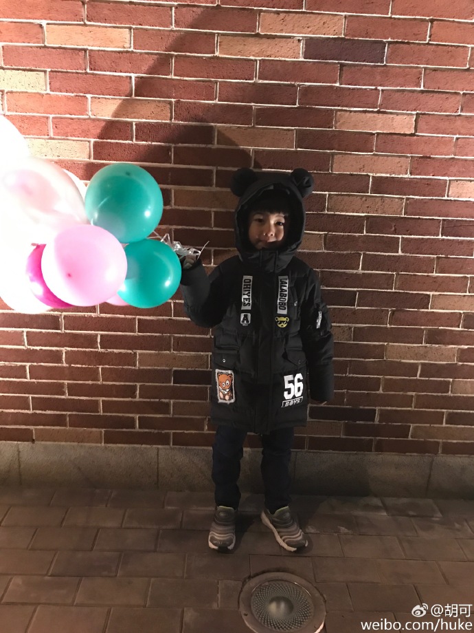 安吉～让彩色的气球放飞我的梦想。。。鱼儿～外面挺冷的快回家吧！