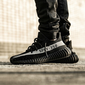 Yeezy 350 Boost V2 “Black/White”上脚