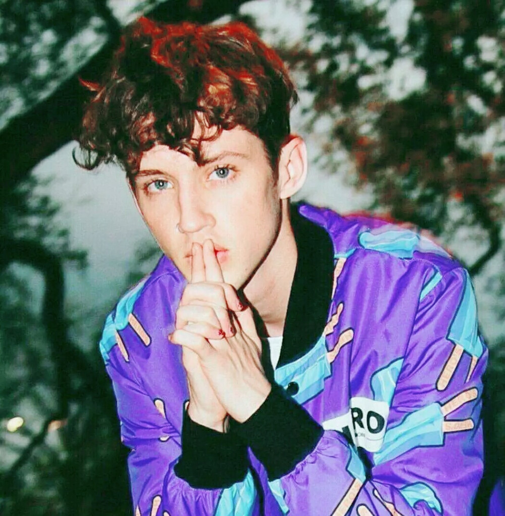 troye sivan
#头像#壁纸#存图舔颜
戳戳美颜盛世 宝宝眼睛好美
不调色会死星人
优美的分割线――――――――――――
看到自己搜集或制作的图片有受到喜爱我也就放心了，图片不多，喜欢就好。重点得听歌哦亲爱的们！
――――――――――――
“我爱你”
“你心里还留下什么给爱呢？”
――《少年汉尼拔》
by儿童有何吩咐