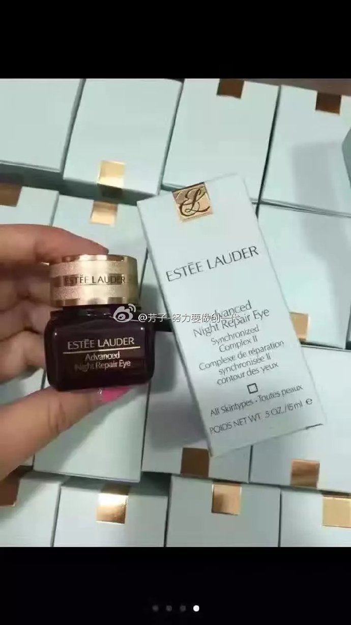 #雅诗兰黛Estee Lauder小棕瓶ANR眼霜15ml#皇牌產品它的质地属于眼霜里比较特別的，不是很厚的那种，涂上去特别滑，很滋润，也很容易吸收，涂在眼睛周围完全没有负担。对付眼睛周围的细纹了，涂上后眼睛周围的皮肤就会特别饱满水嫩。而且对黑眼圈和眼部浮肿也很有效果。