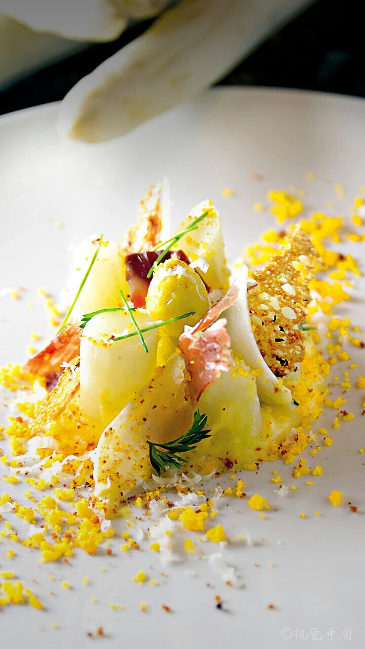 白玉贵族料理系列，水煮白芦笋伴黑毛猪火腿及金毕文芝士泡沫，卖相优雅，入口清香甜浓。