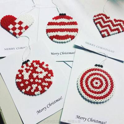 圣诞节 拼拼豆豆 圣诞彩球作品
每个装饰球都能装一个愿望吧！各种样式球球
拼豆小站 专注分享 - 拼豆图纸 拼豆材料包 拼豆成品